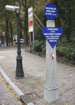 901207 Afbeelding van een replica van twee oude verkeersborden op een natuurstenen zuiltje, op de Abstederbrug te Utrecht.